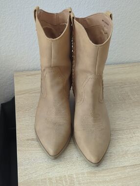 Dolce Vita Western Ankle Boots - Stylish Pointed-Toe Fashion